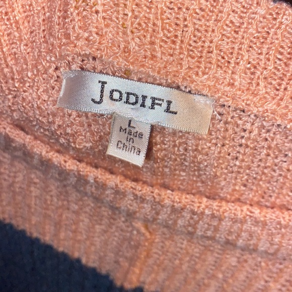 Barely worn sweater! - Picture 3 of 4